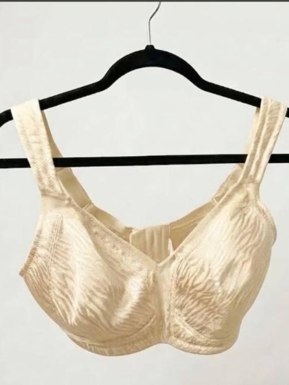 Elila Cream Tonal Jacquard Soft Cup Cushion Strap Bra 38D NWOT #098